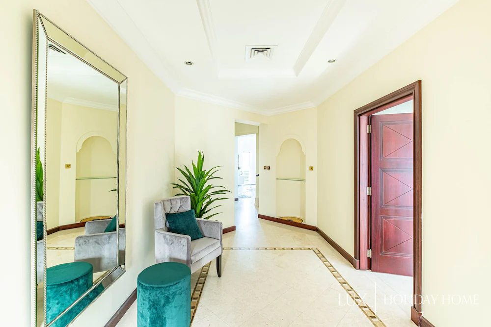 The Palm Jumeirah Villas - Frond E by LUX Holiday Home
