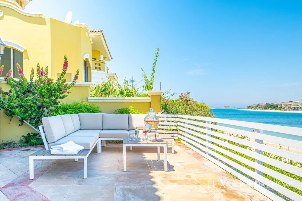 The Palm Jumeirah Villas - Frond E by LUX Holiday Home