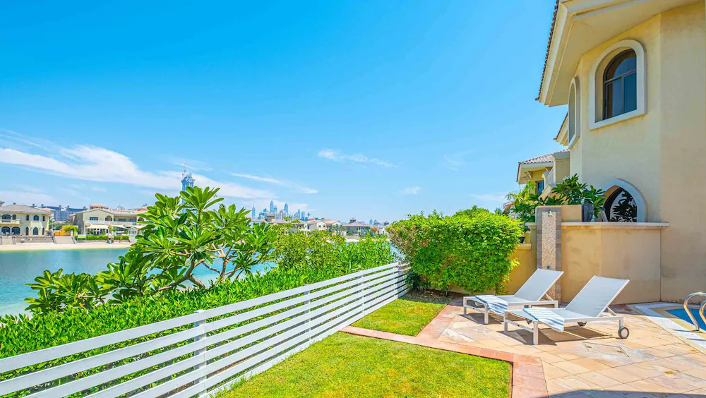 The Palm Jumeirah Villas - Frond E by LUX Holiday Home