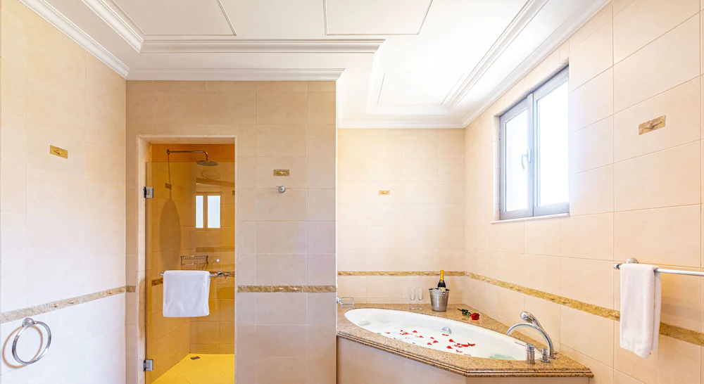 The Palm Jumeirah Villas - Frond E by LUX Holiday Home