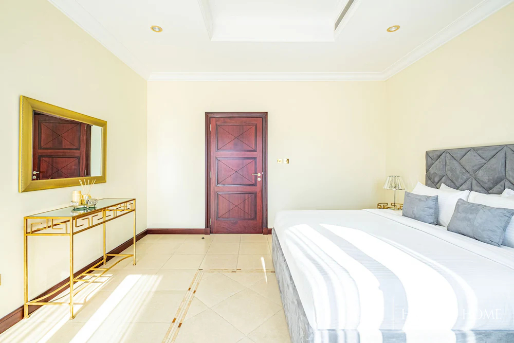 The Palm Jumeirah Villas - Frond E by LUX Holiday Home
