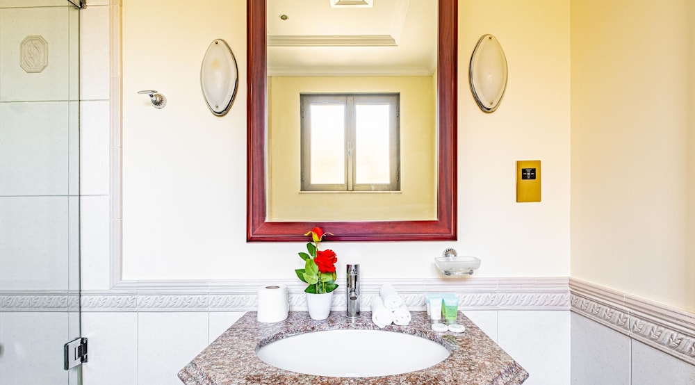 The Palm Jumeirah Villas - Frond E by LUX Holiday Home