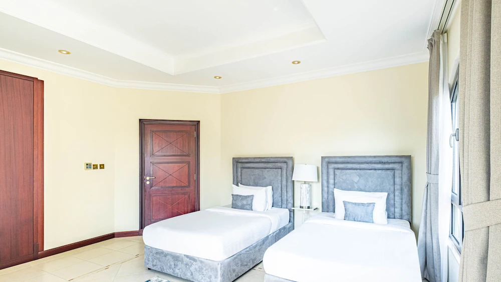 The Palm Jumeirah Villas - Frond E by LUX Holiday Home