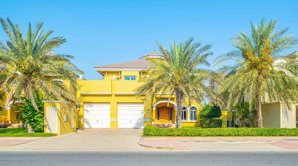 The Palm Jumeirah Villas - Frond E by LUX Holiday Home