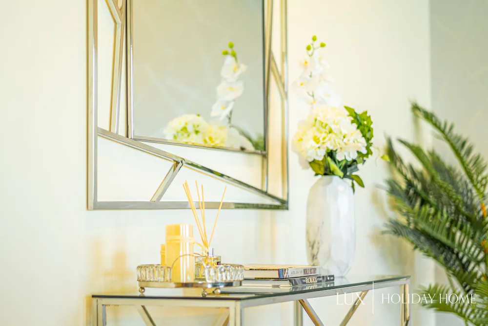 The Palm Jumeirah Villas - Frond E by LUX Holiday Home