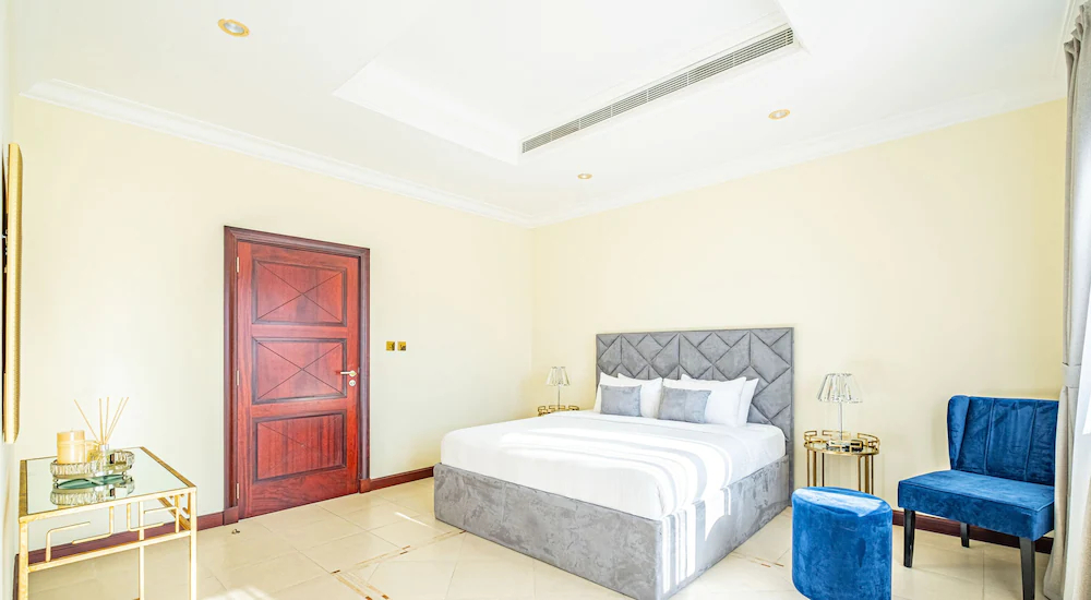 The Palm Jumeirah Villas - Frond E by LUX Holiday Home