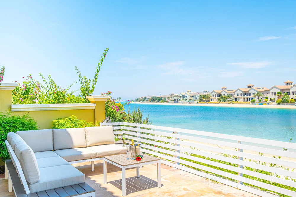 The Palm Jumeirah Villas - Frond E by LUX Holiday Home