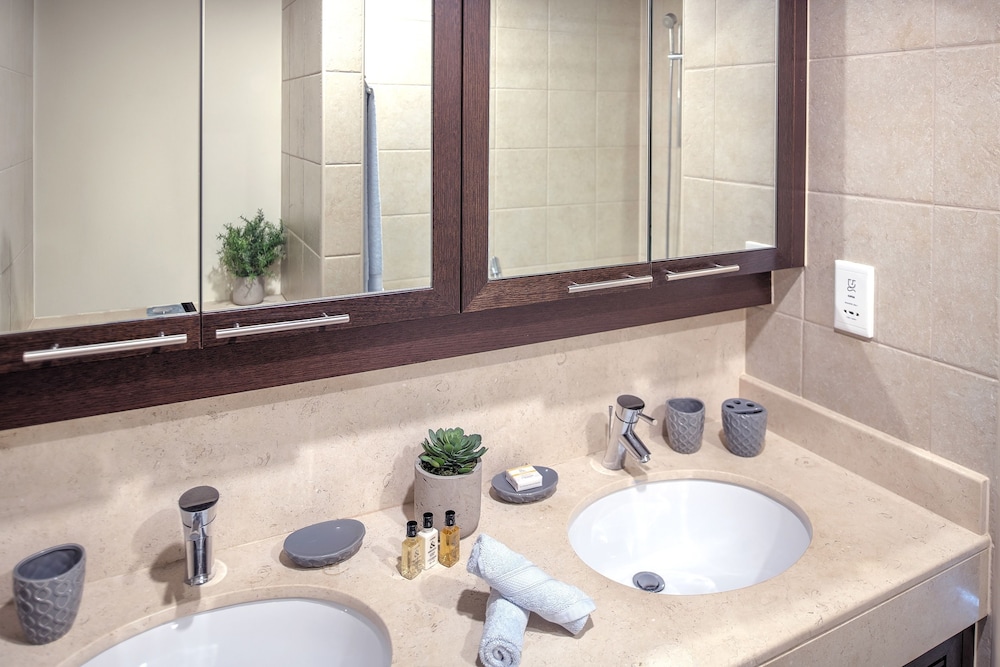 The Residences 8