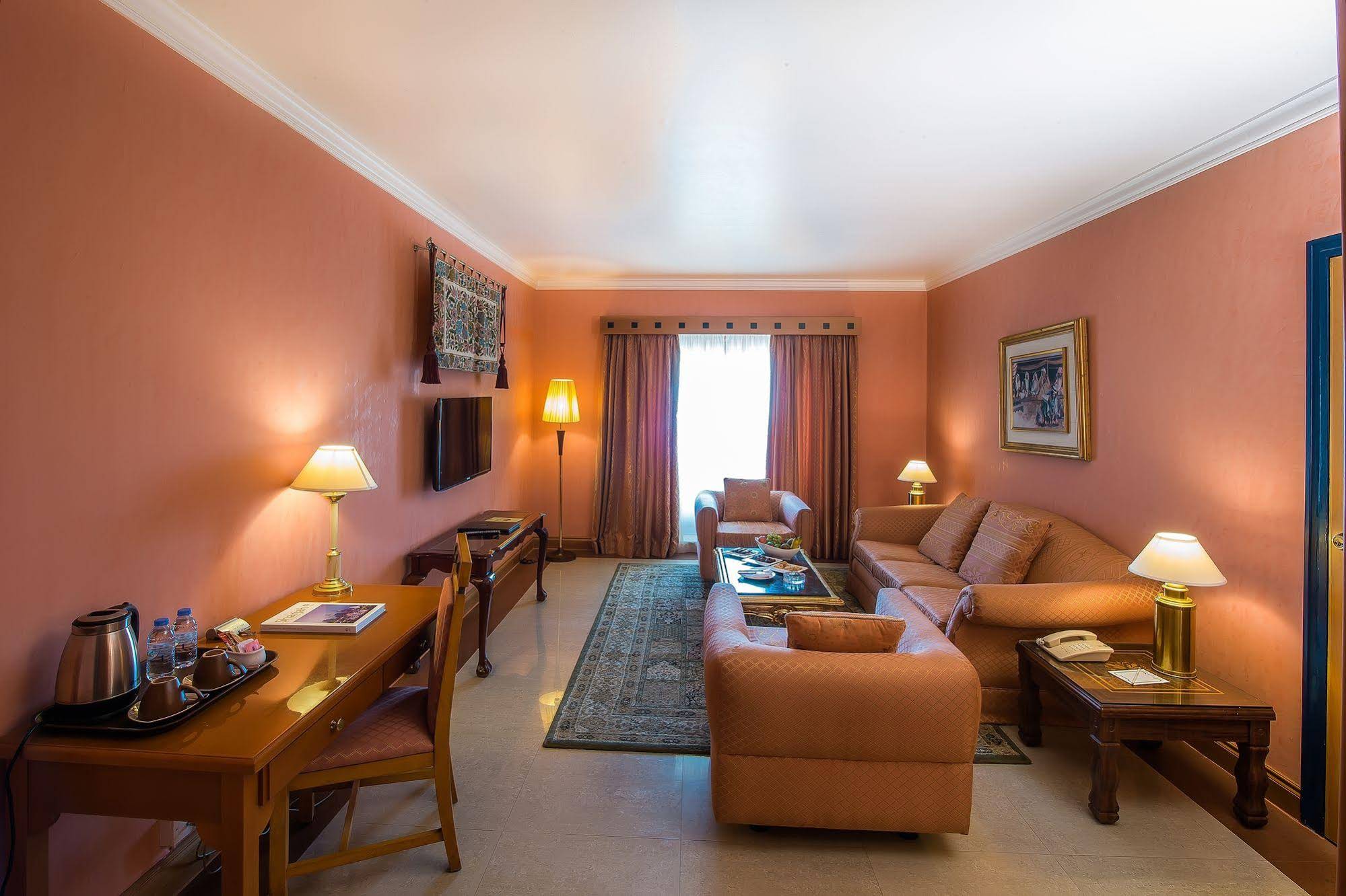 Hotel Holiday International