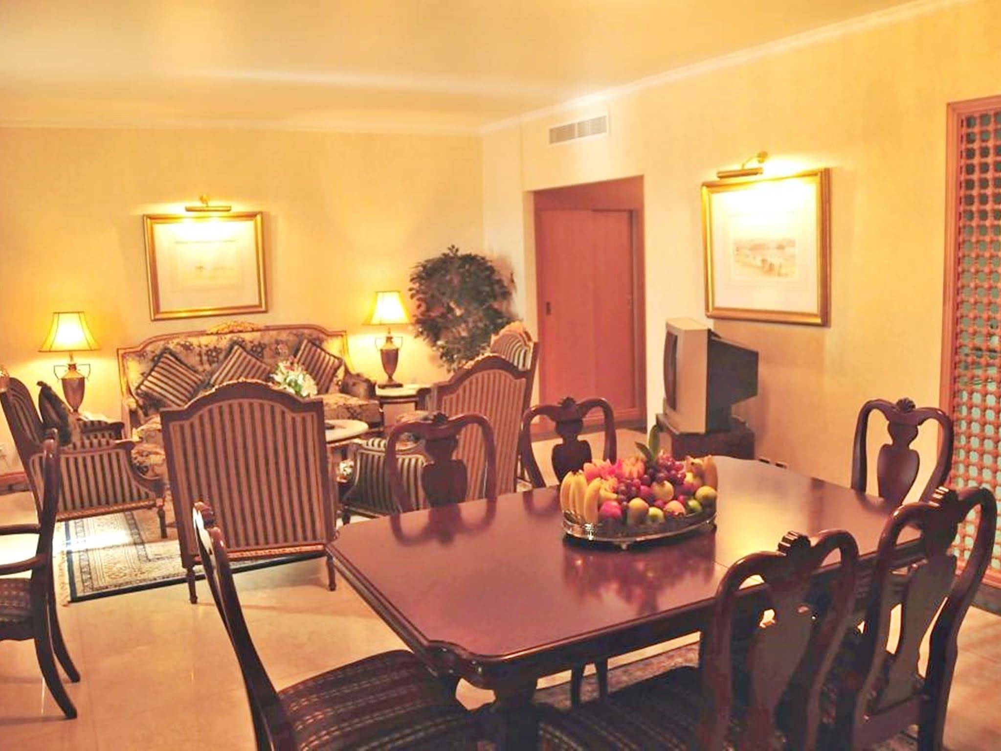 Hotel Holiday International