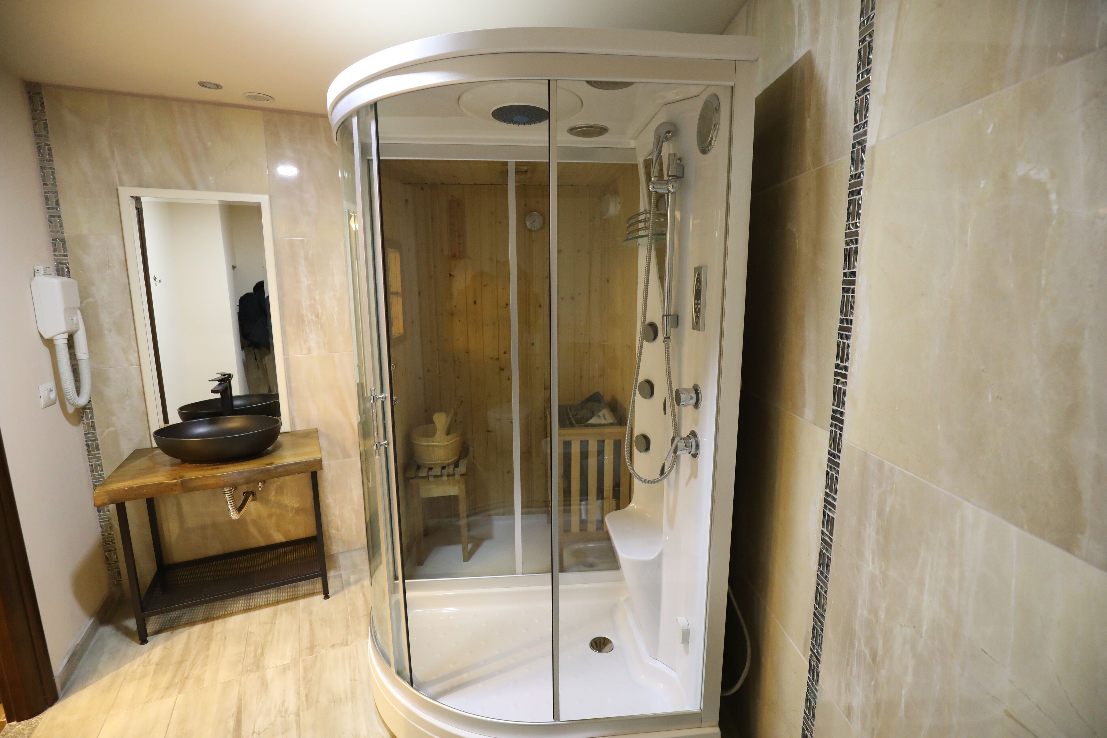 Hotel 1 Maji