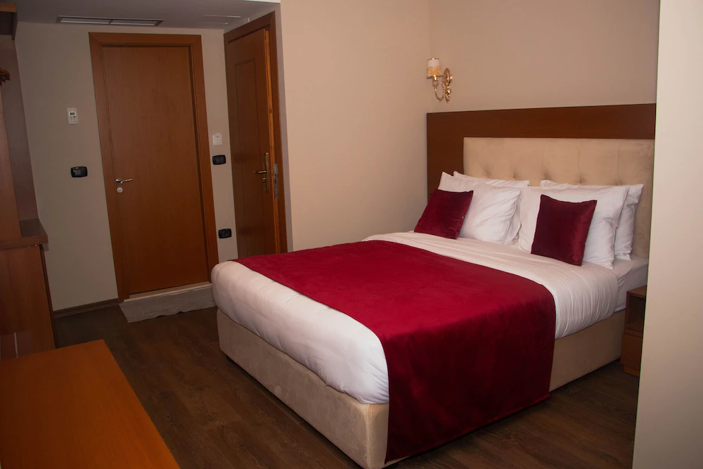 Albanopolis Hotel