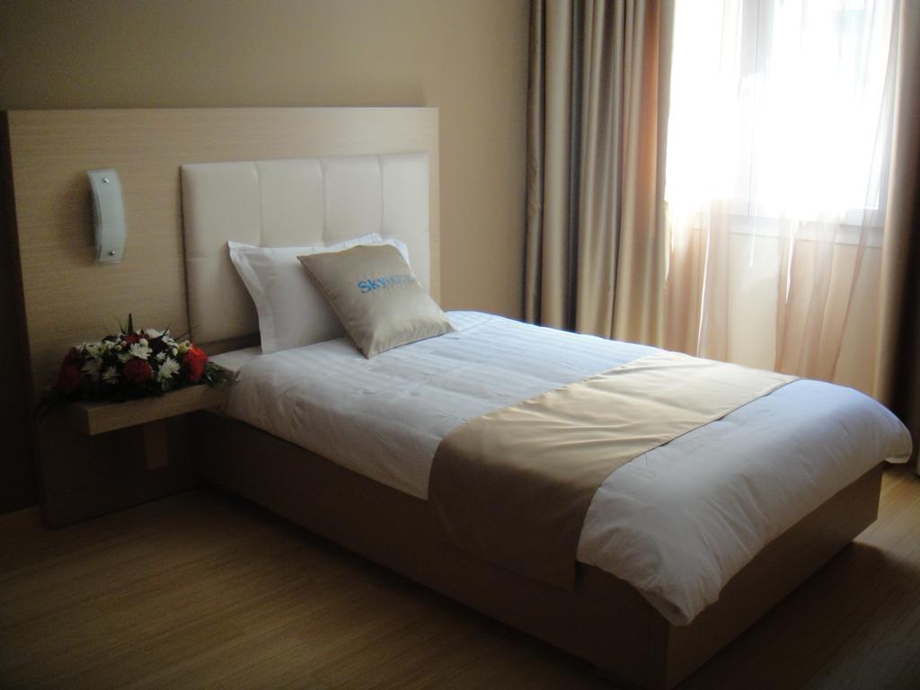 Sky 2 Hotel