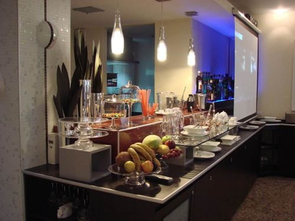 Zoom Apartments