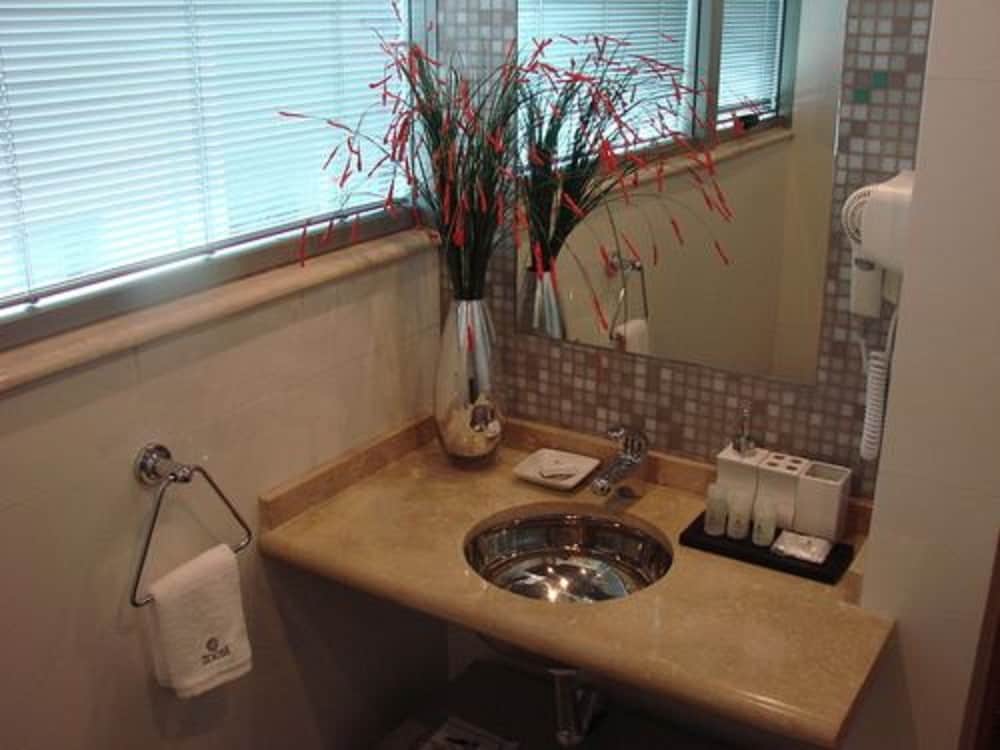 Zoom Apartments