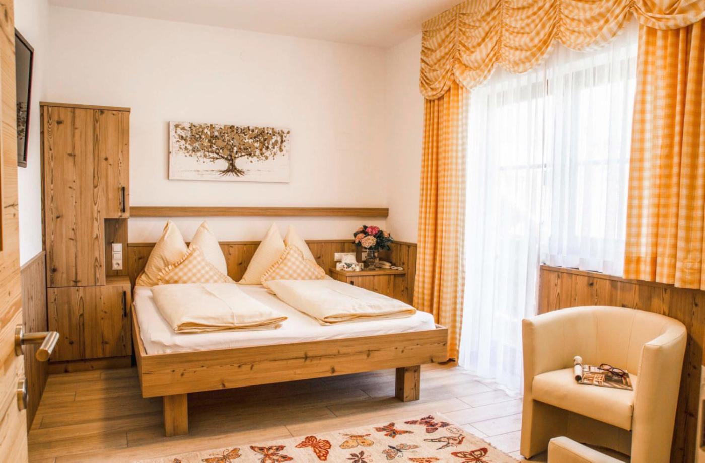 PEOPLE’S  HOTEL