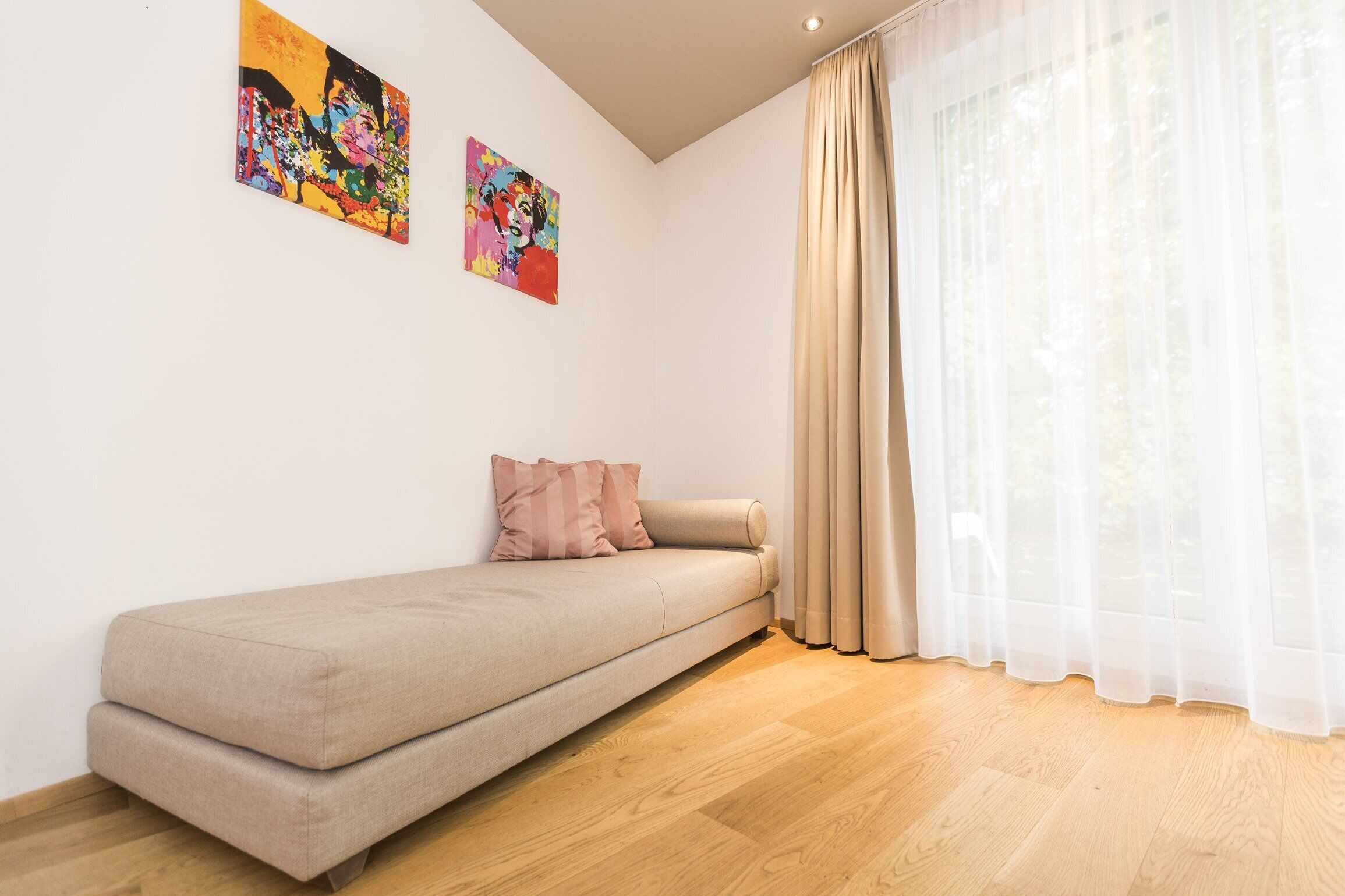 Room 5 Apartments