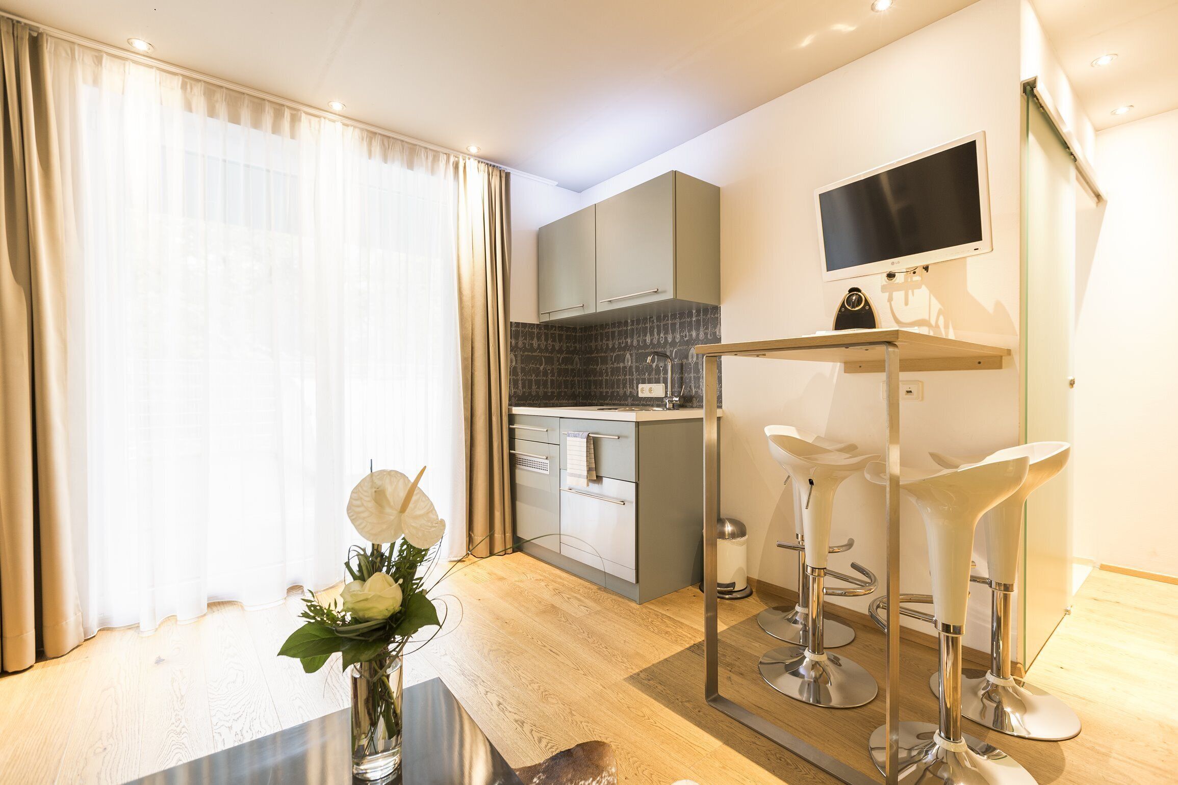 Room 5 Apartments