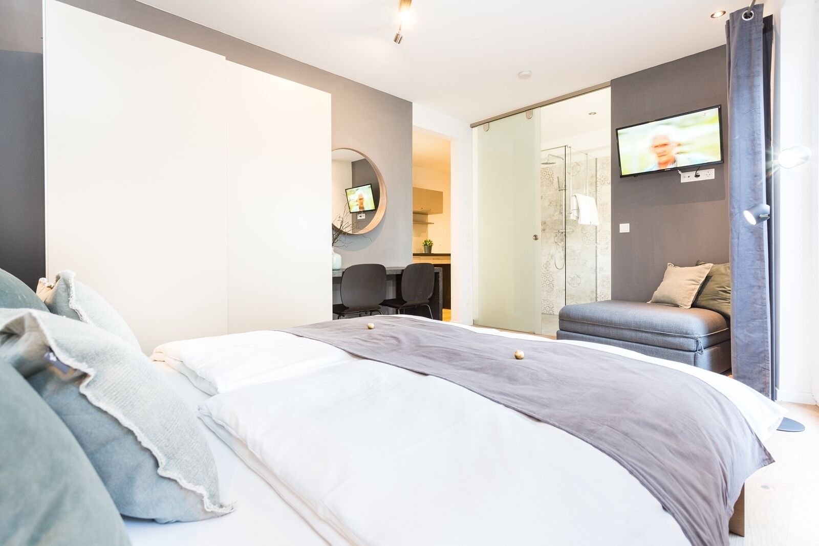 Room 5 Apartments