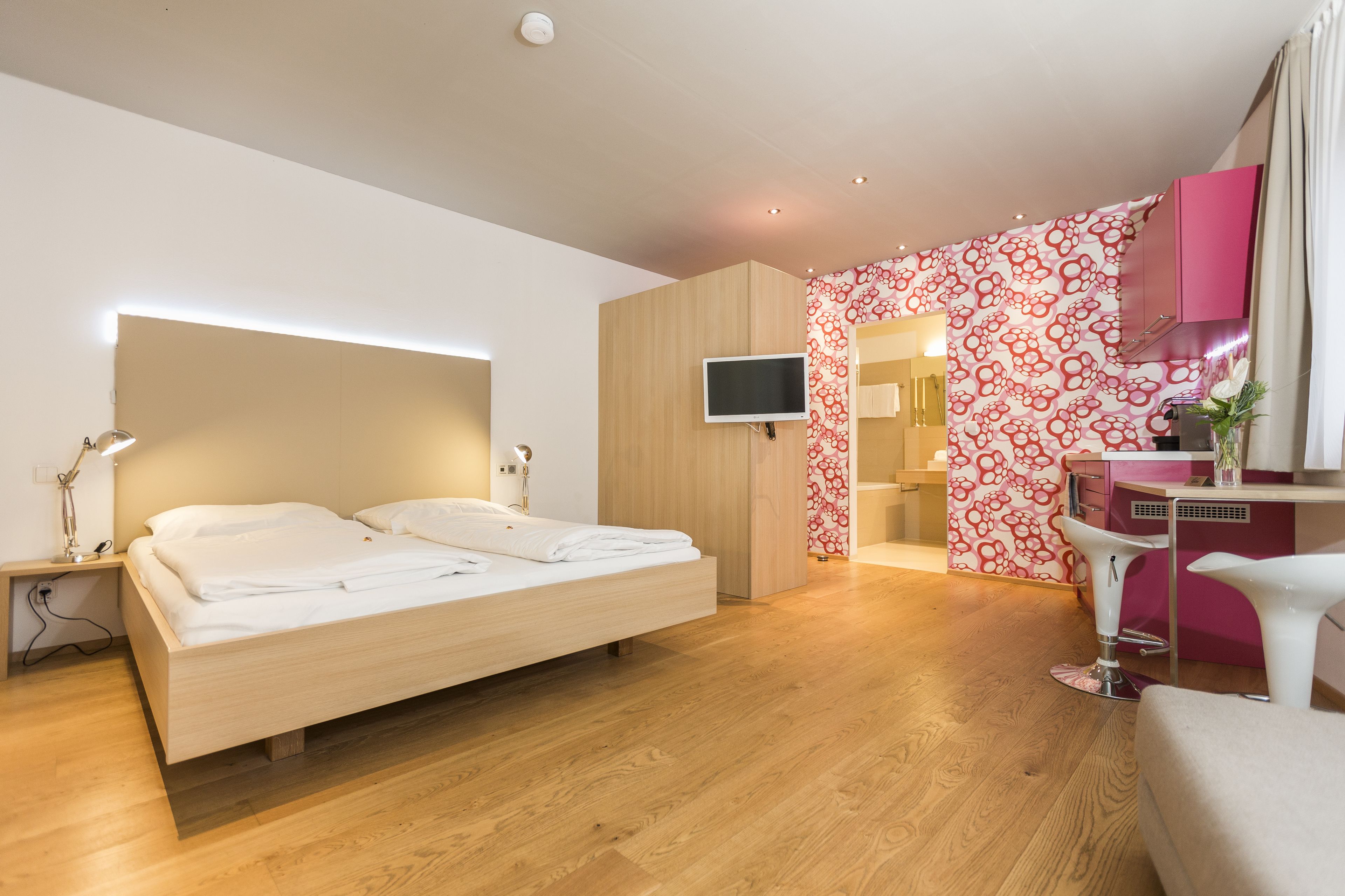 Room 5 Apartments