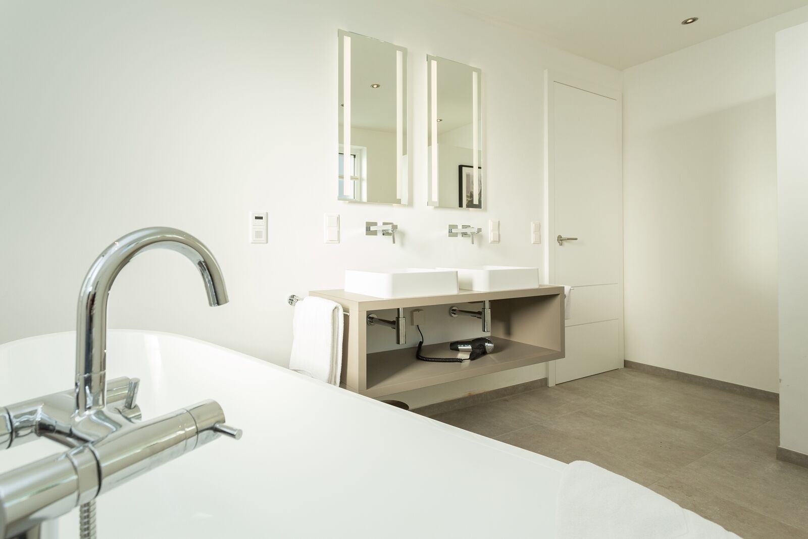Room 5 Apartments