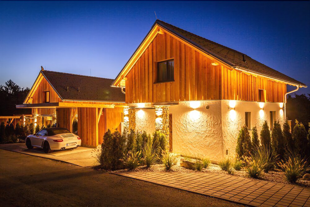 Golden Hill Country Chalets & Suites