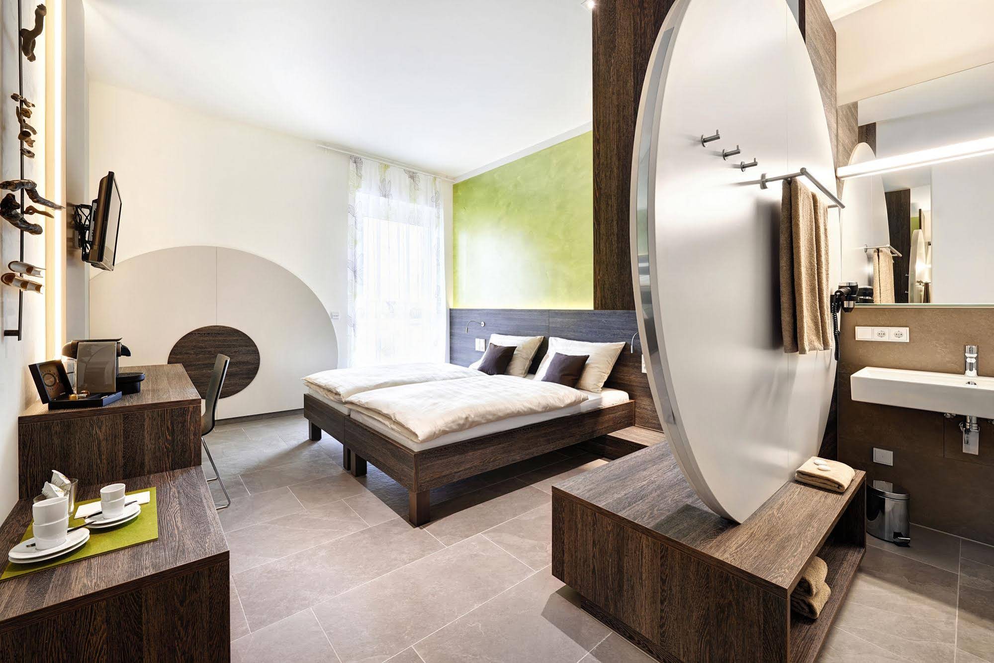 Eee Hotel