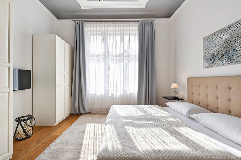 6 Rooms 1070
