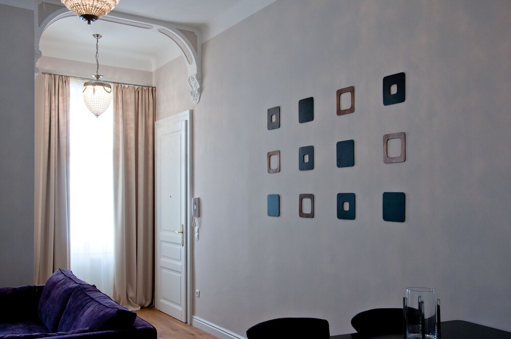6 Rooms 1070