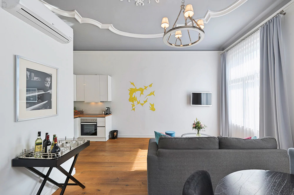 6 Rooms 1070