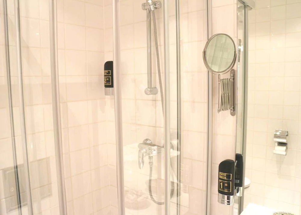 Self-Check-In Hotel Adlon
