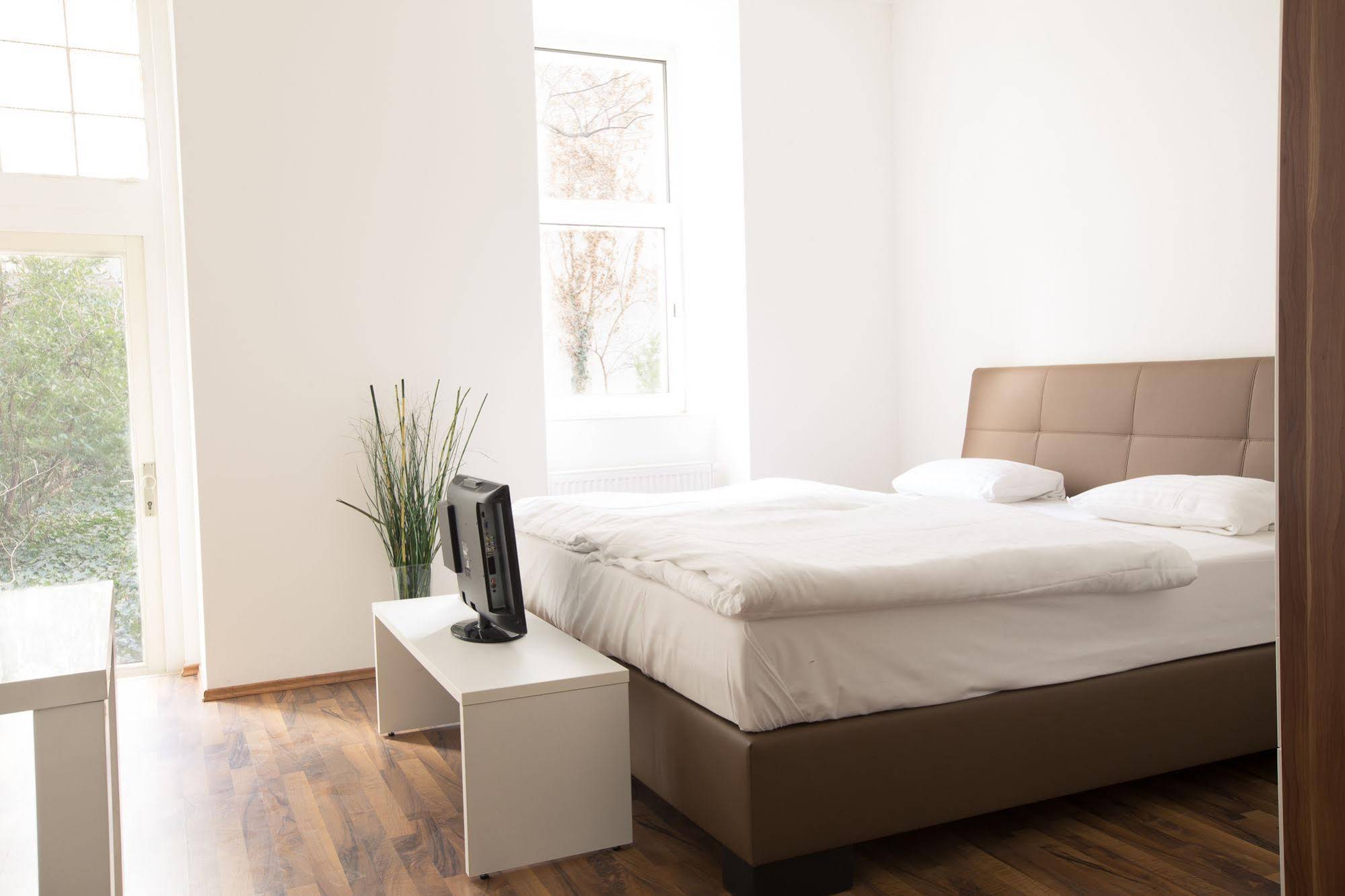 Grand Central Studio Apartments