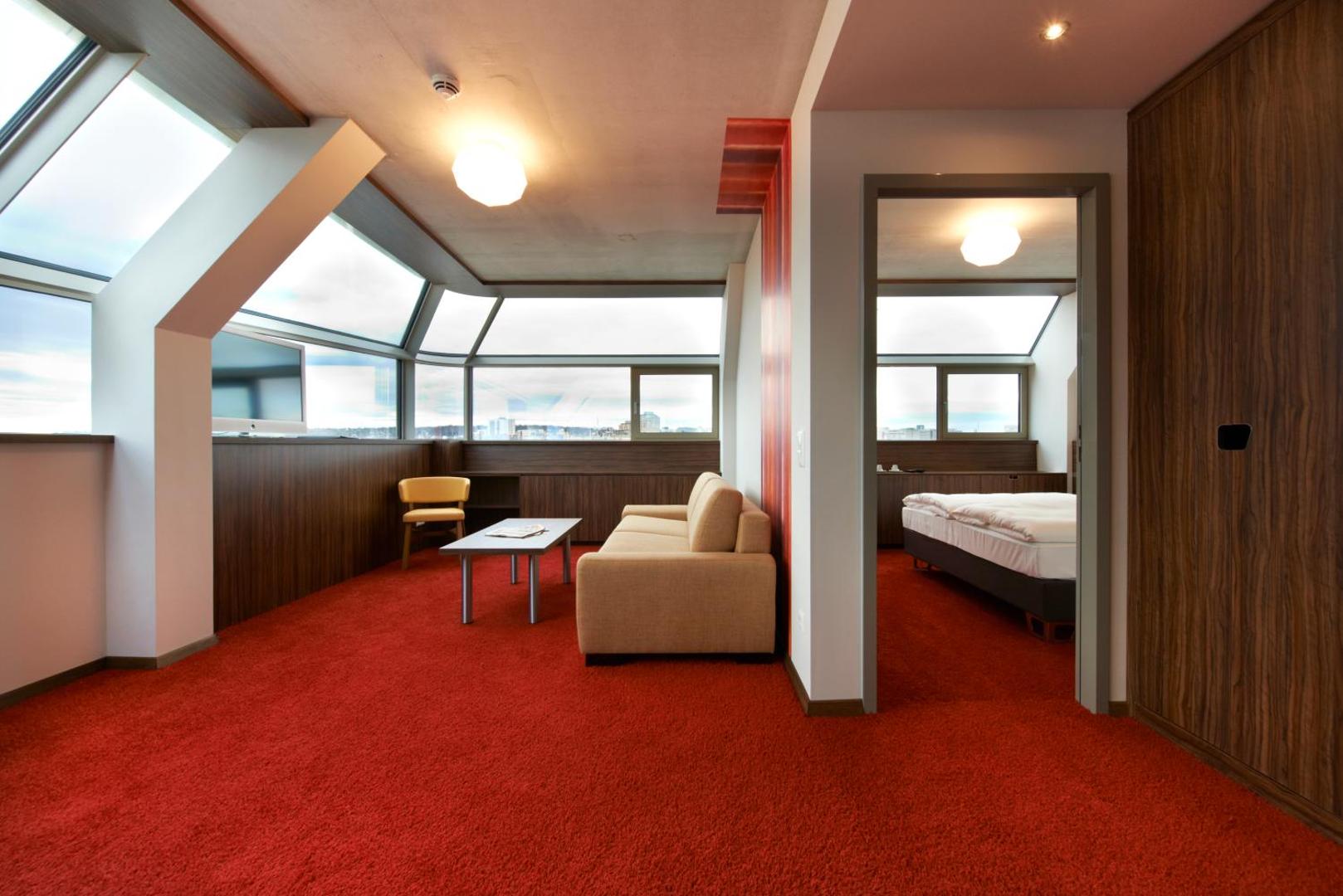 SIMM's Hotel