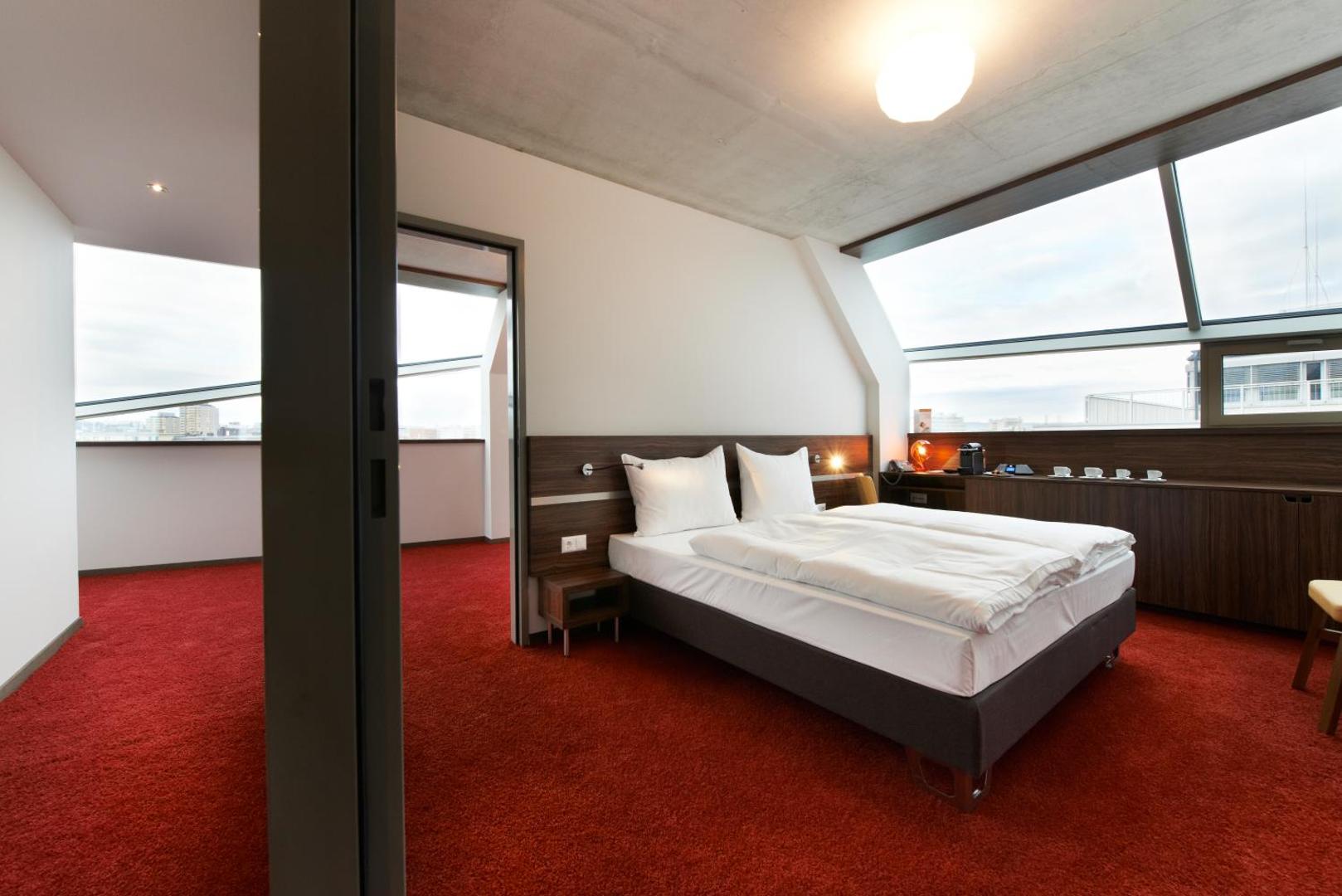 SIMM's Hotel