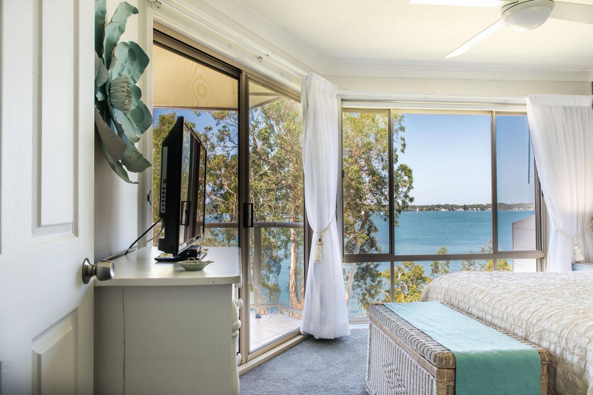Anne's Waterfront Haven Bed & Breakfast