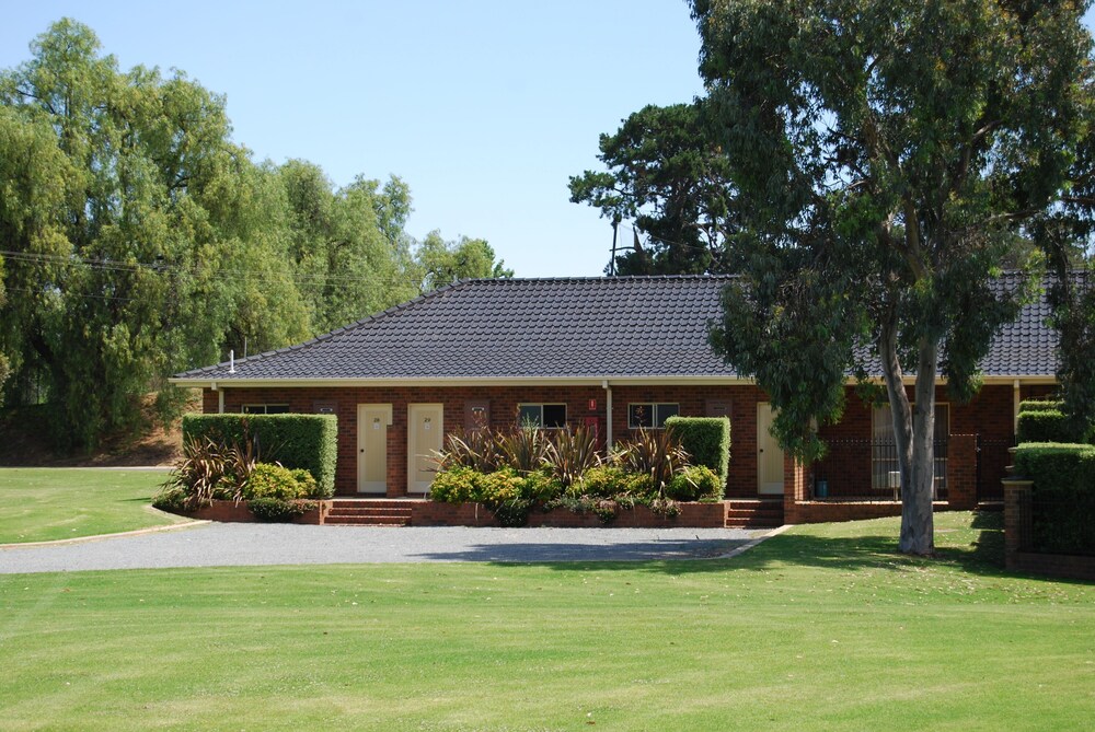 Sportsmans Motor Inn