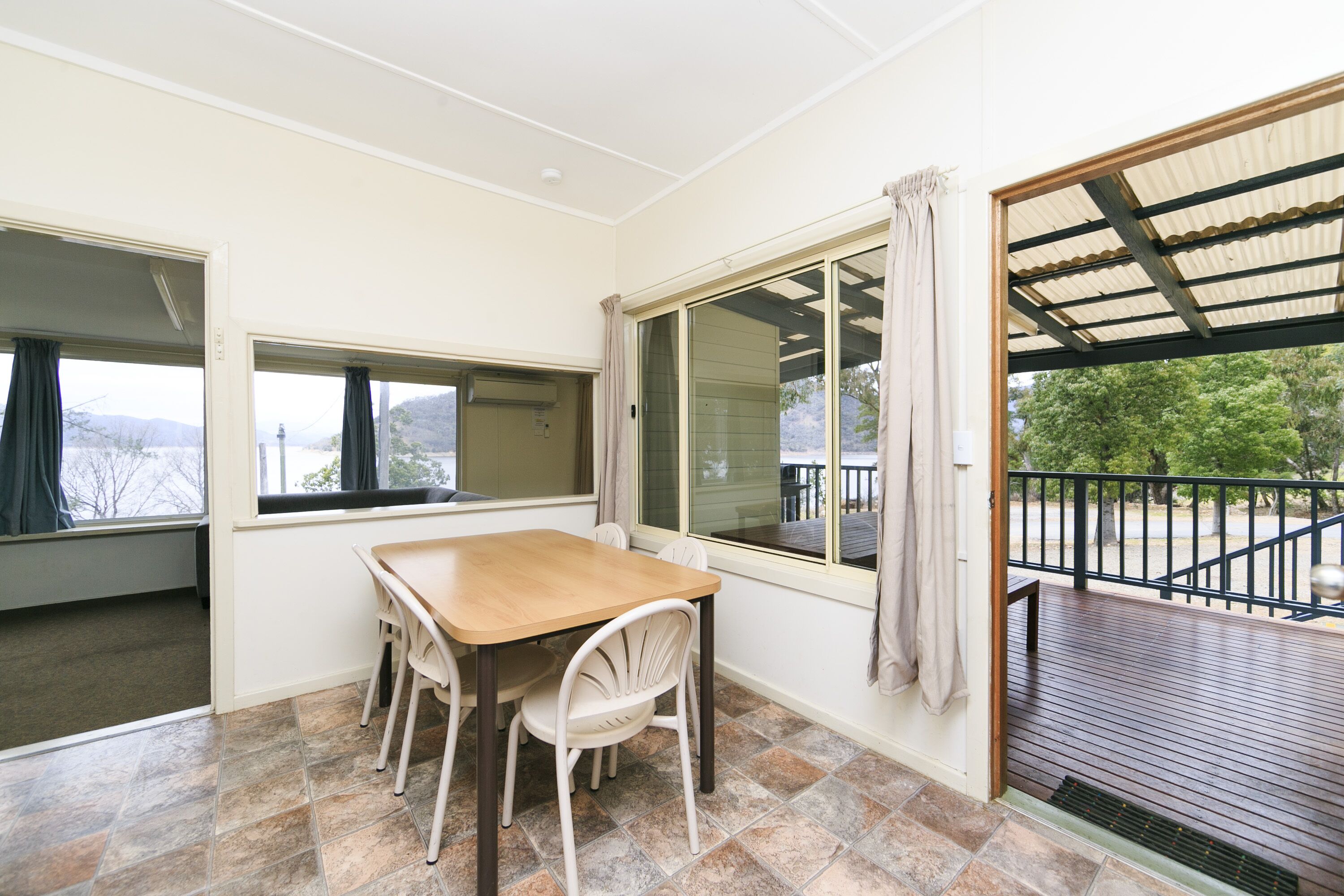 Reflections Burrinjuck Waters Holiday & Caravan Park