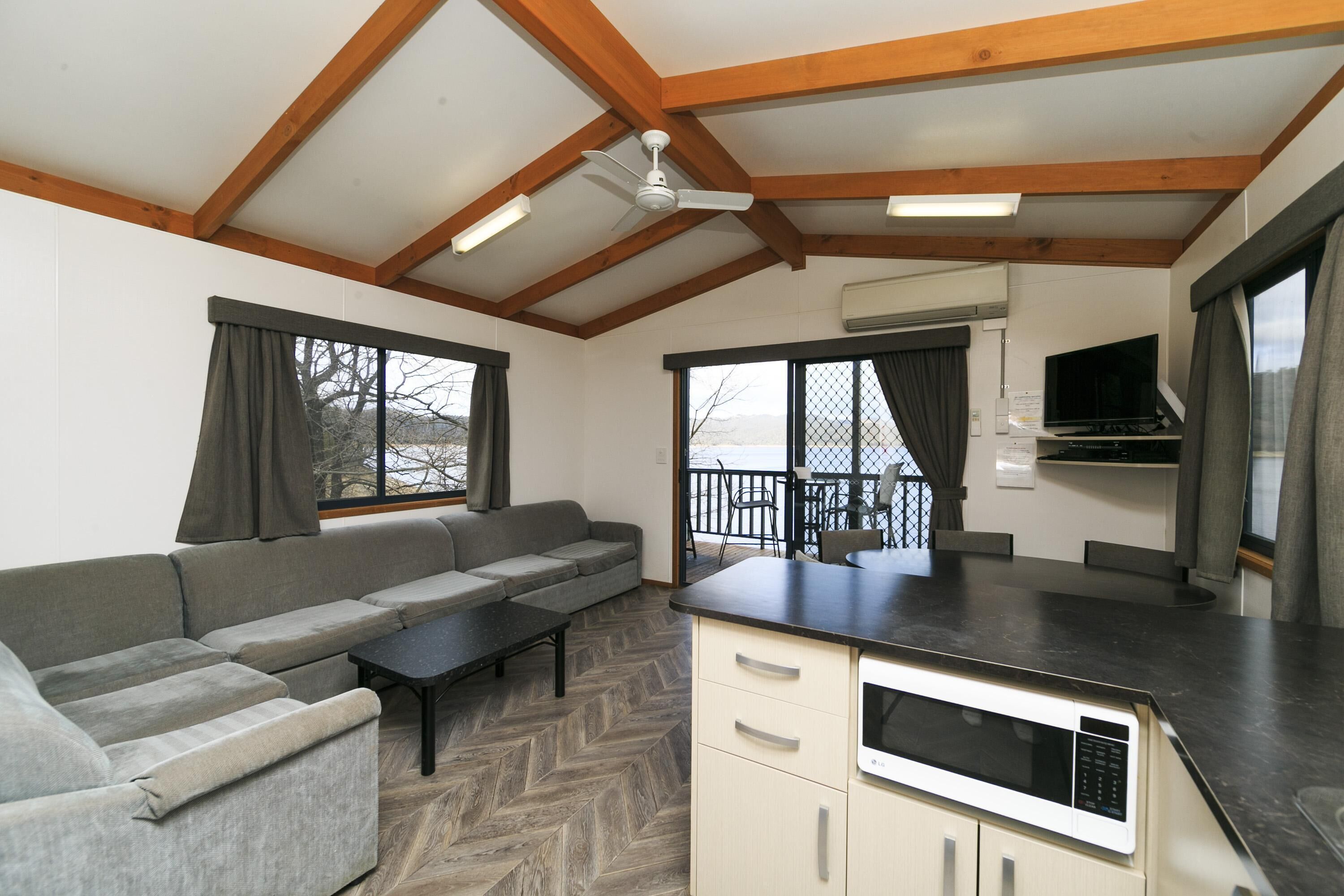 Reflections Burrinjuck Waters Holiday & Caravan Park