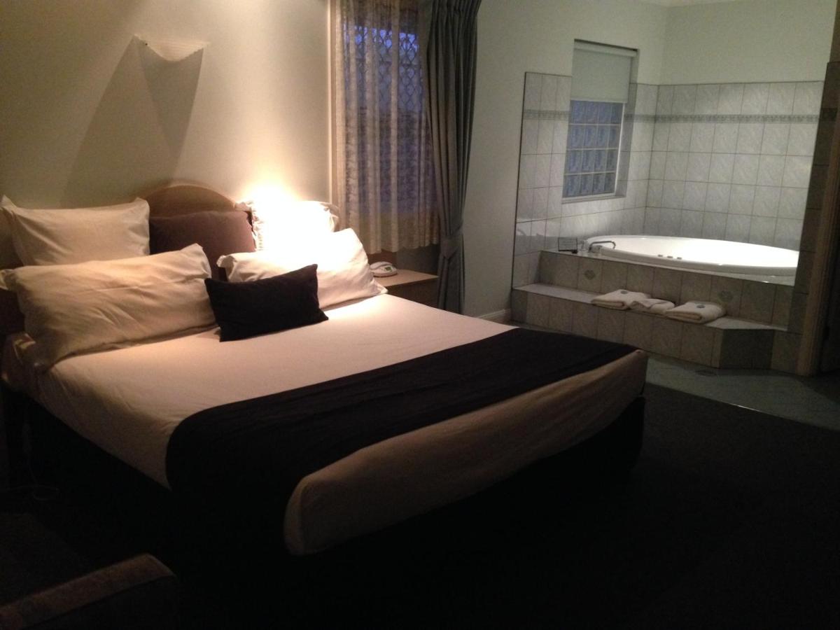 Charles Rasp Motor Inn & Cottages Broken Hill