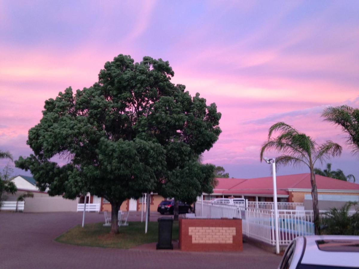 Charles Rasp Motor Inn & Cottages Broken Hill