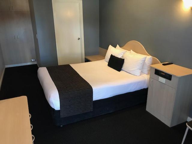 Charles Rasp Motor Inn & Cottages Broken Hill