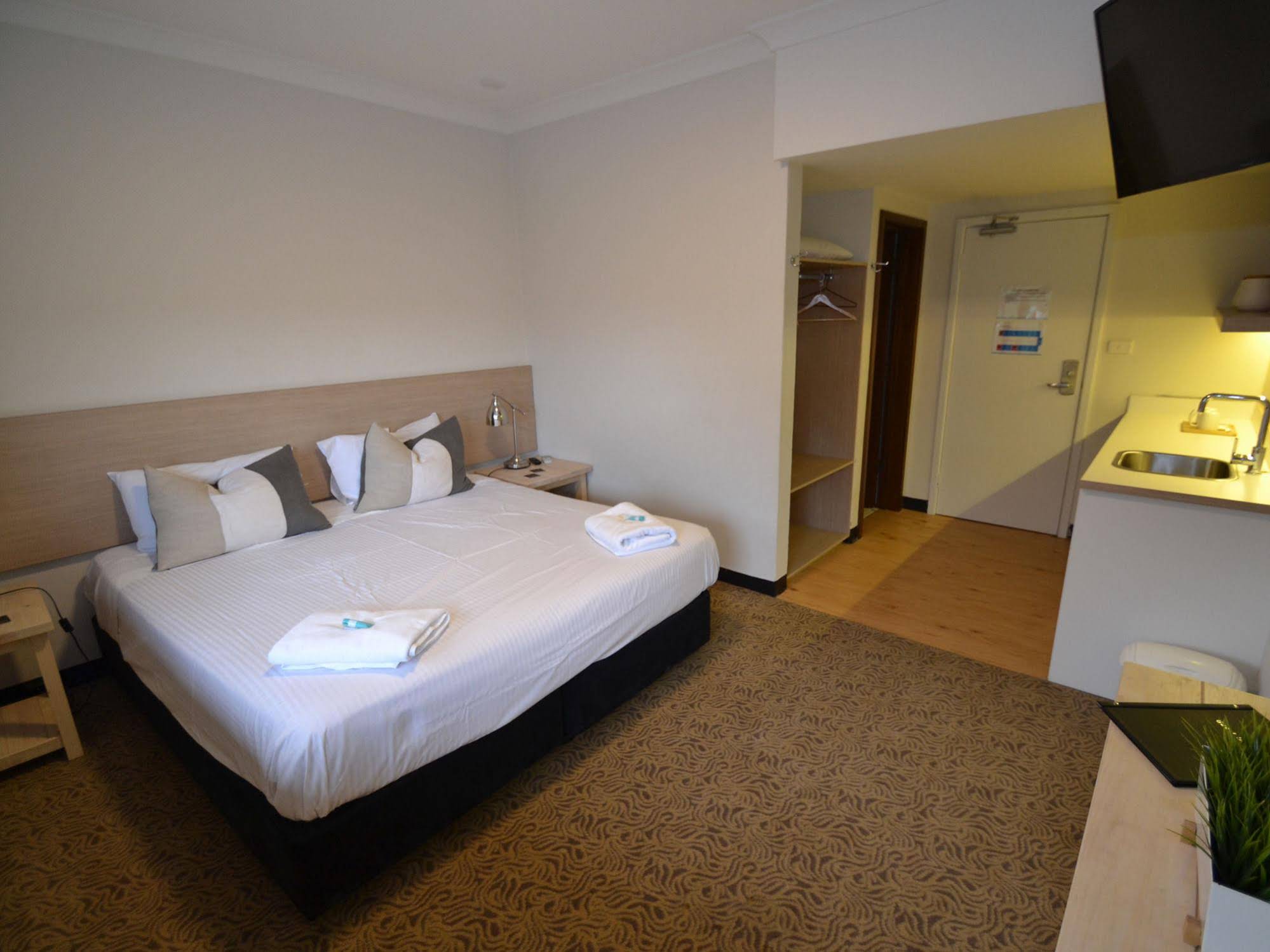 Crossroads Hotel