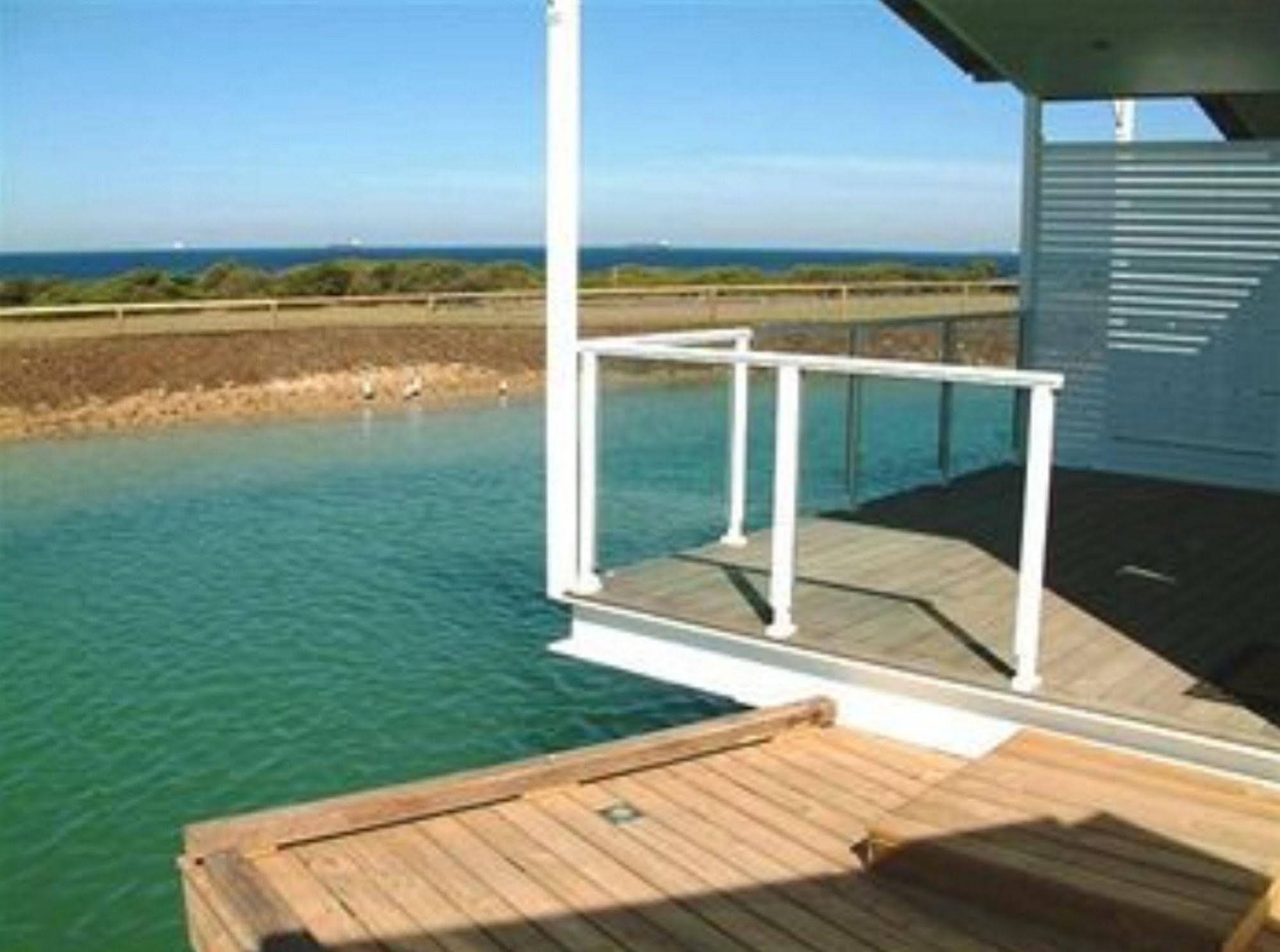 Caves Coastal Bar & Bungalows