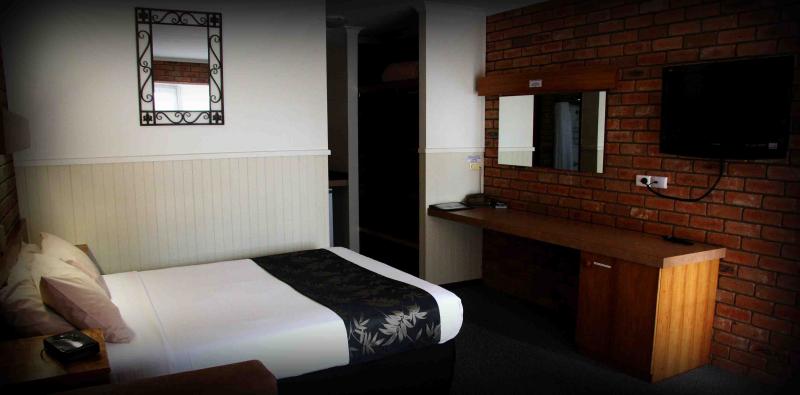 Statesman Motor Inn