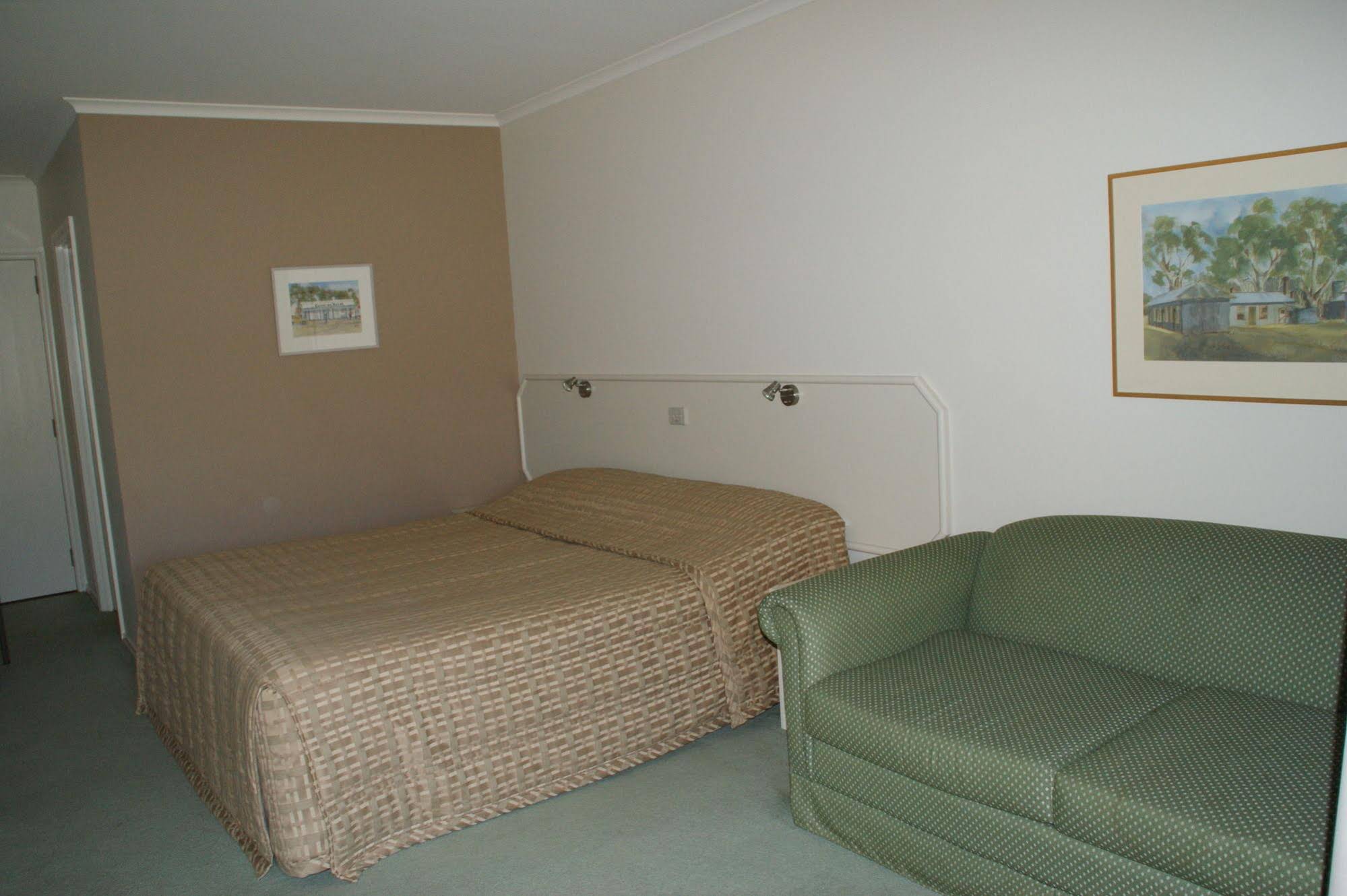 Deniliquin Country Club Motor Inn
