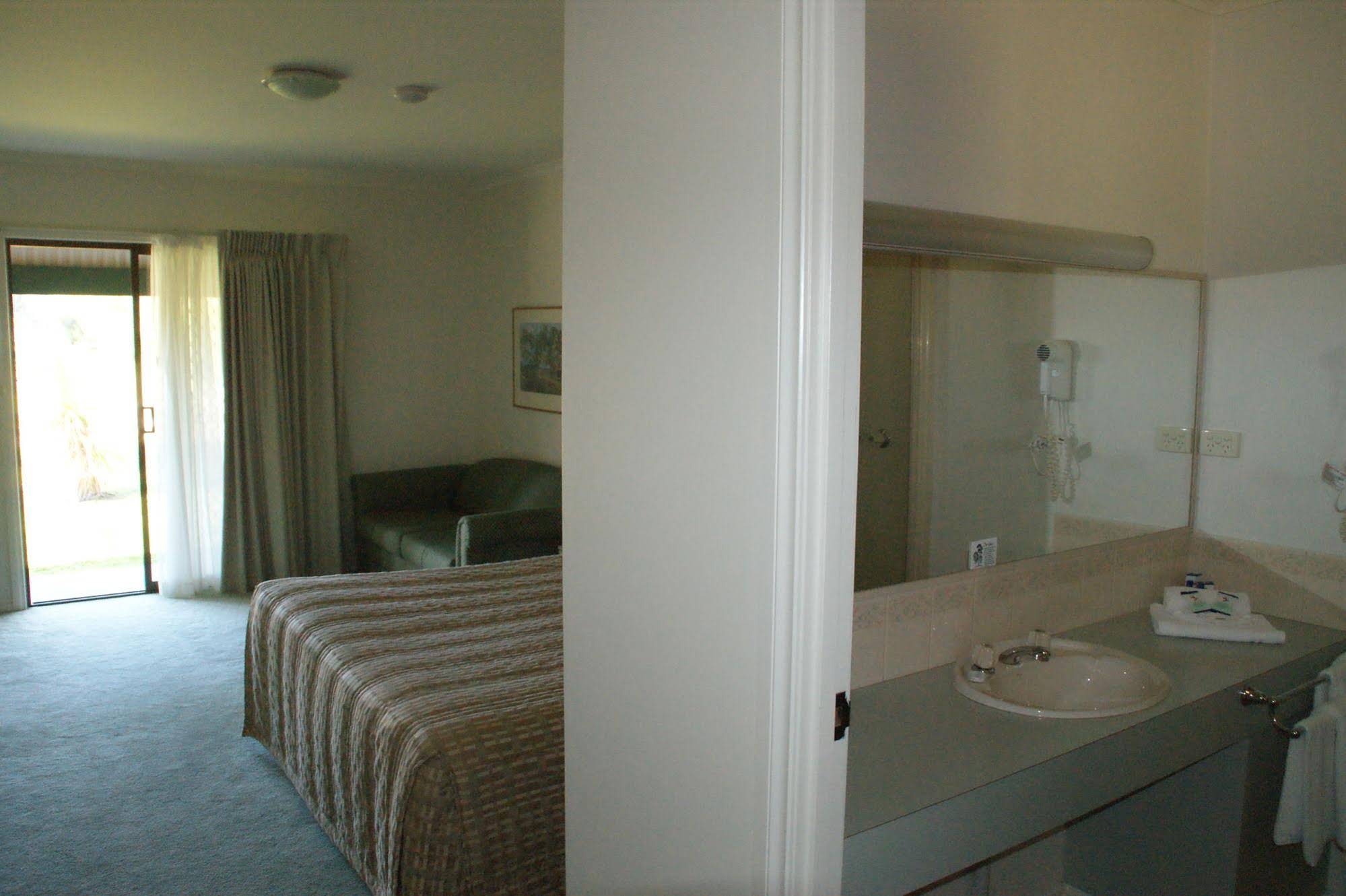 Deniliquin Country Club Motor Inn