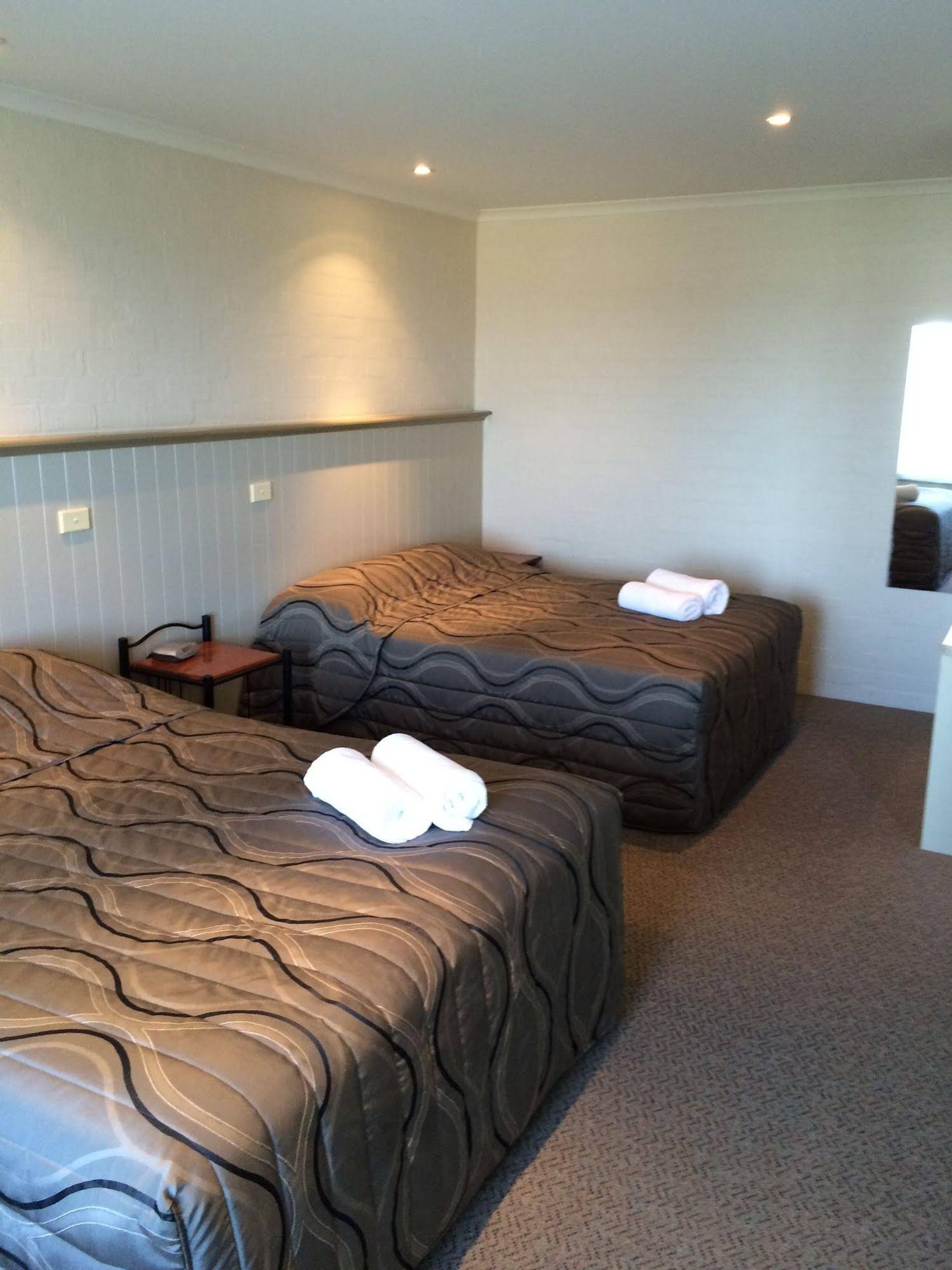 Heritage House Motel & Units