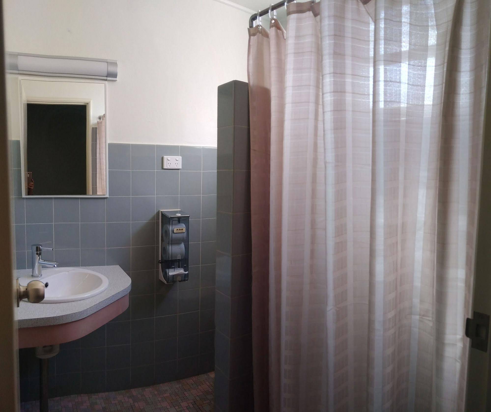 Hi-Way Motel