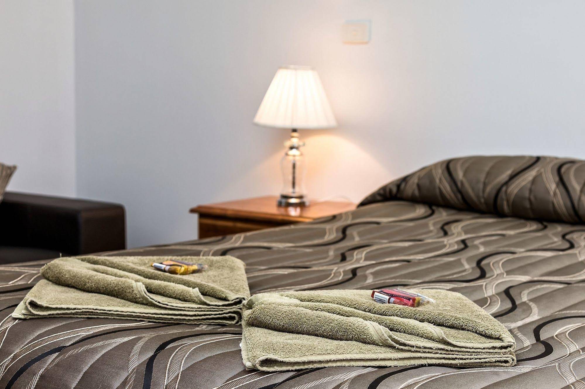 Holbrook Town Centre Motor Inn