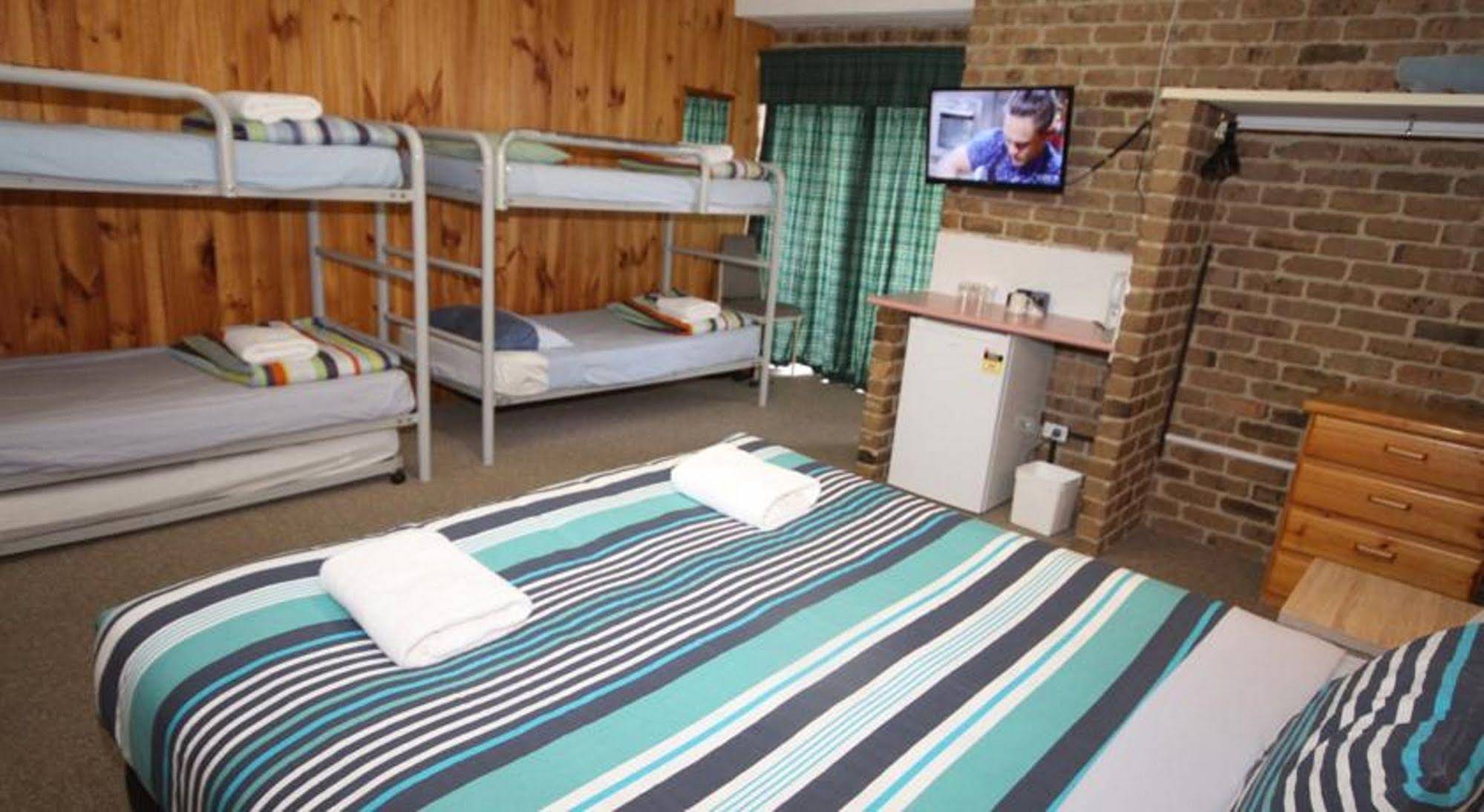 Acacia Snowy Motel